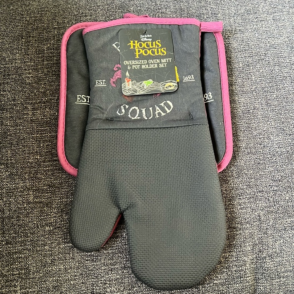 Disney Hocus Pocus Oversized Oven Mitt Pot Holder Sanderson Sisters Broom Squad
